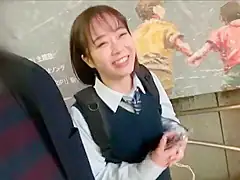 キュートな制服美女が長めの手マンでオマンコ濡らしてクンニでさらに感度アップ