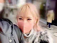 金髪ショートヘアギャル系美女がM字開脚でクンニと手マンされて愛液ピチャピチャ